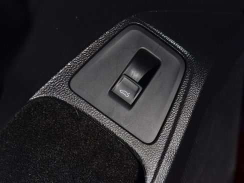 Certified 2024 Volkswagen Tiguan SE image 9