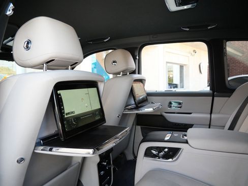 Certified 2022 Rolls-Royce Cullinan w/ Cullinan Package image 32