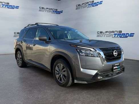 Used 2024 Nissan Pathfinder SV w/ SV Premium Package FWD image 3