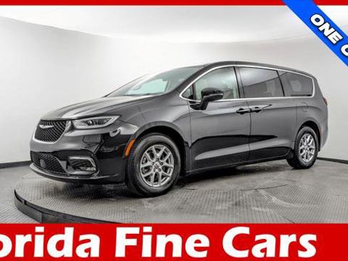 Used 2023 Chrysler Pacifica Touring-L image 1