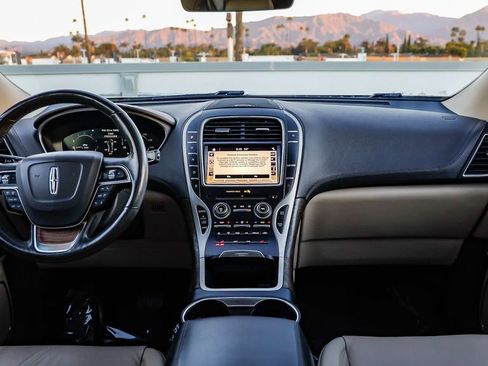 Used 2019 Lincoln Nautilus Select image 13