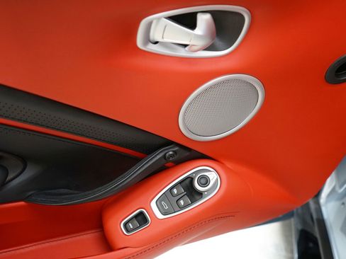 Used 2021 Aston Martin V8 Vantage Roadster image 14