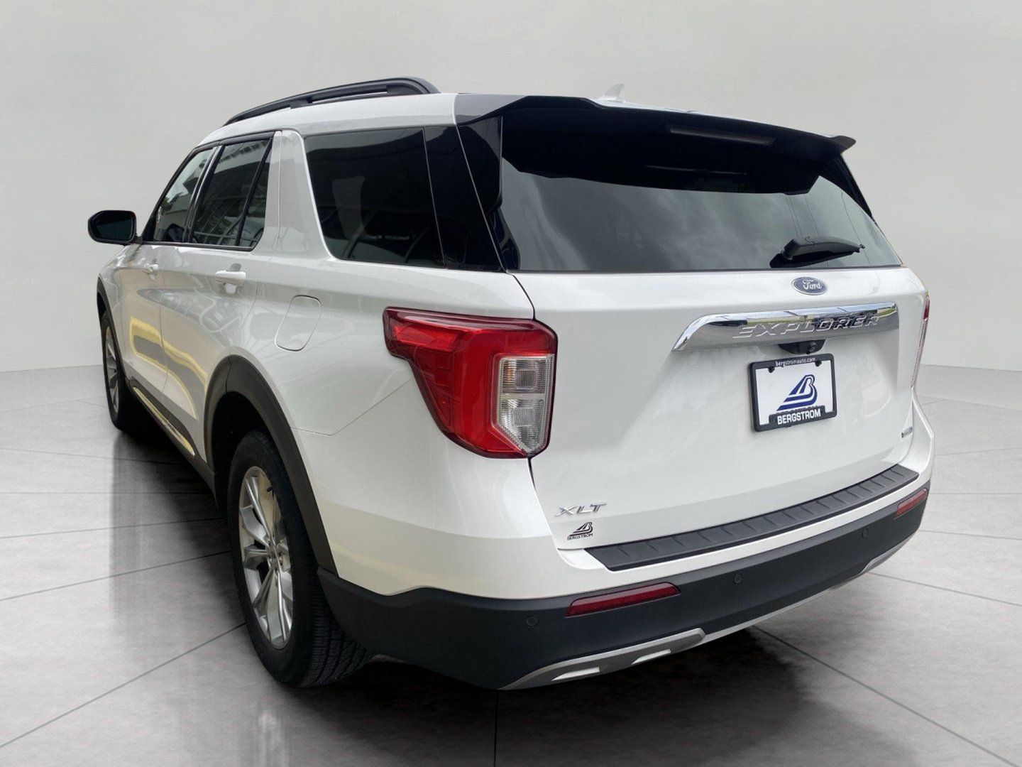 Used 2020 Ford Explorer XLT w/ Equipment Group 202A AWD/4WD image 12