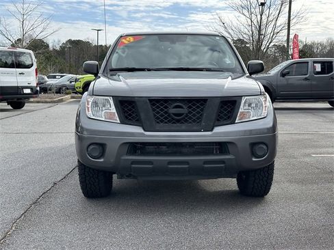 Used 2019 Nissan Frontier SV image 2