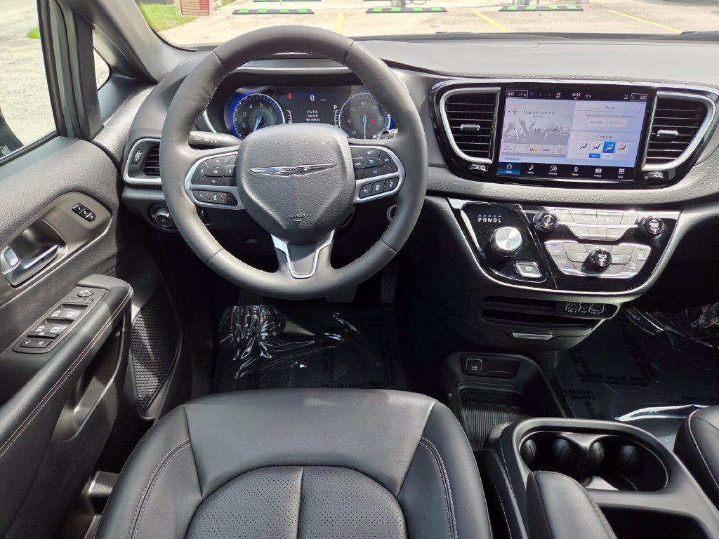 Used 2025 Chrysler Pacifica Select FWD image 28