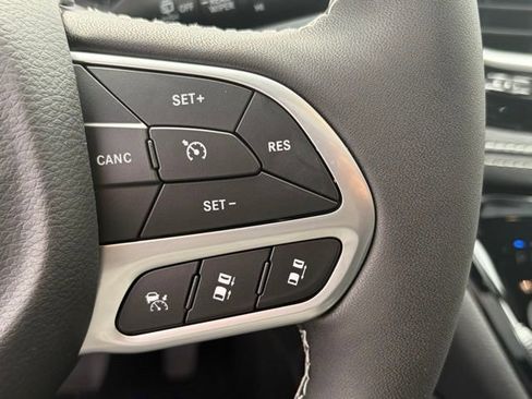New 2026 Chrysler Pacifica Limited w/ Uconnect Theater Family Group FWD image 18