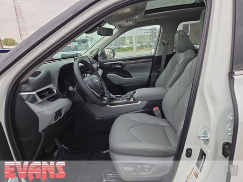 Used 2025 Toyota Highlander Platinum image 19
