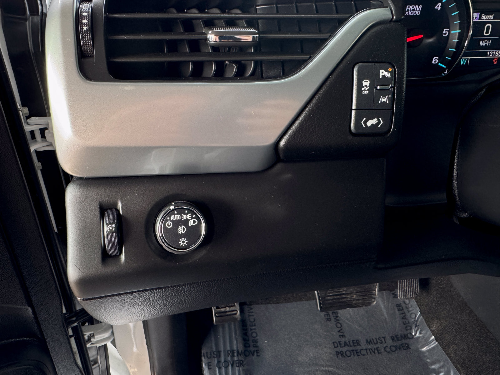 Used 2018 Chevrolet Suburban Premier RWD image 12
