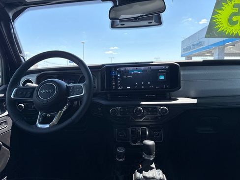 Used 2025 Jeep Wrangler Unlimited Sahara AWD/4WD image 23