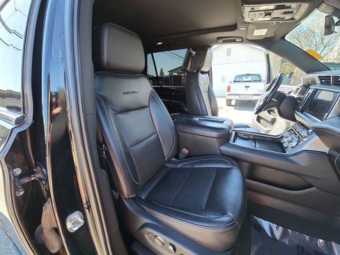 Used 2021 GMC Yukon Denali w/ Denali Premium Package image 27