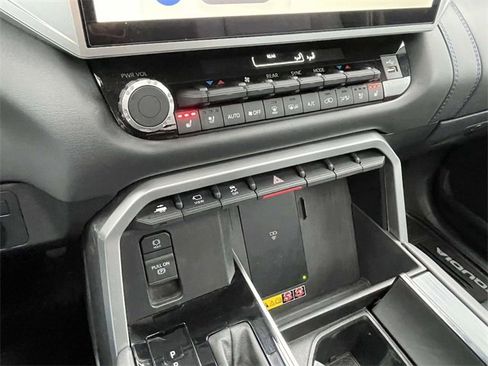 Used 2025 Toyota Sequoia Platinum image 32