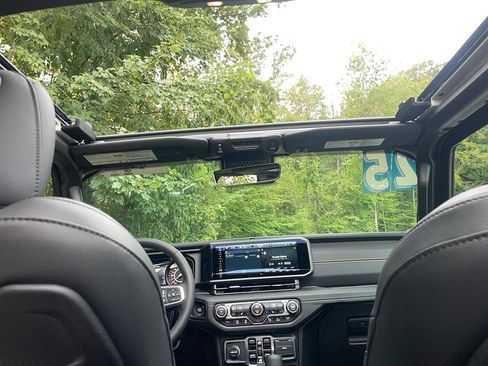 Used 2025 Jeep Wrangler Unlimited Sahara image 17