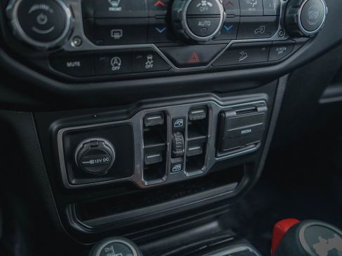 Used 2020 Jeep Wrangler Unlimited Sahara image 21