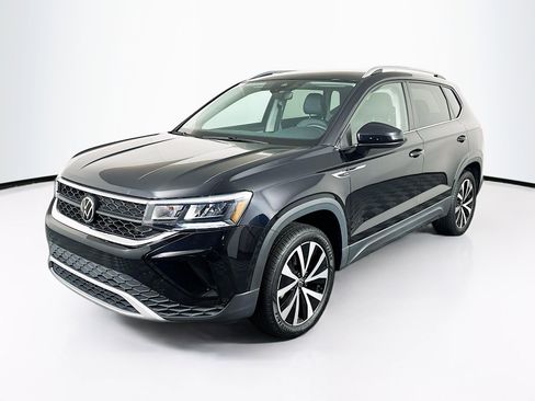 Used 2024 Volkswagen Taos SE image 3