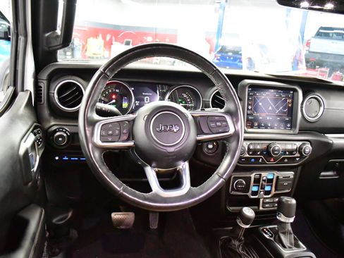 Used 2023 Jeep Wrangler Unlimited Sahara w/ Cold Weather Group AWD/4WD image 8