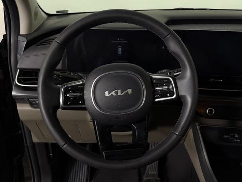 Used 2025 Kia Carnival FWD image 16