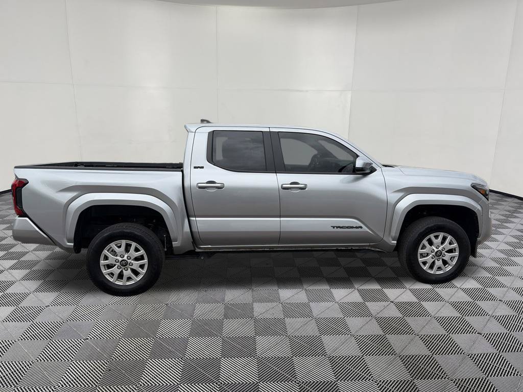 Used 2025 Toyota Tacoma SR5 AWD/4WD image 11