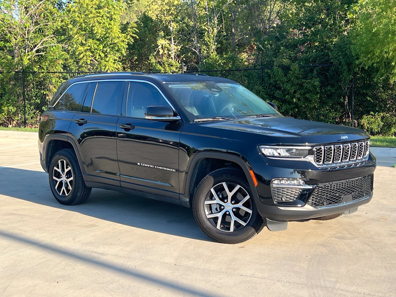 Used 2023 Jeep Grand Cherokee Limited w/ Luxury Tech Group II RWD image 13