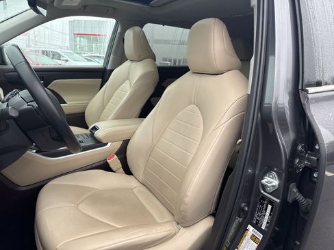 Used 2021 Toyota Highlander XLE image 13