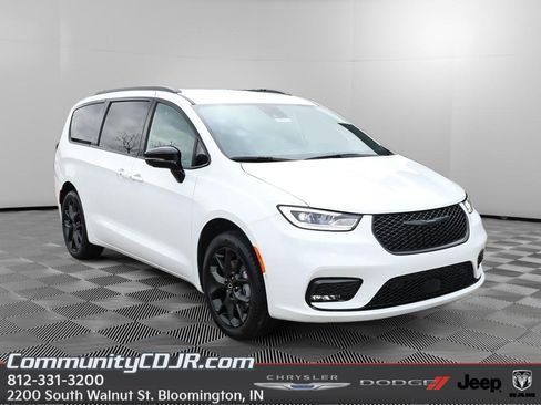 New 2026 Chrysler Pacifica Select w/ S Appearance Package AWD/4WD image 1