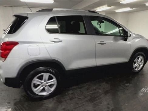 Used 2022 Chevrolet Trax LT w/ LT Convenience Package image 9