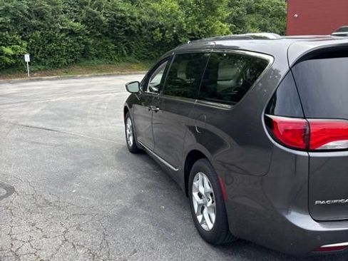 Used 2019 Chrysler Pacifica Touring-L Plus FWD image 6