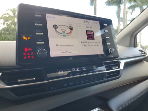 Used 2023 Toyota Sienna XLE image 28