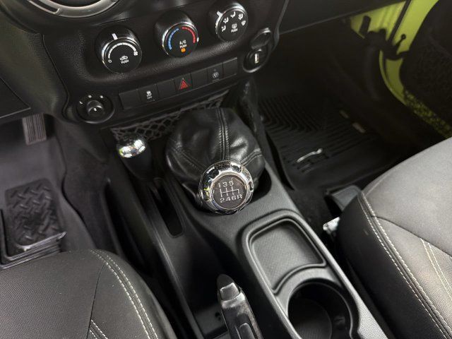 Used 2017 Jeep Wrangler Sahara w/ Connectivity Group AWD/4WD image 21