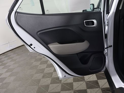 Used 2024 Hyundai Venue SEL image 23