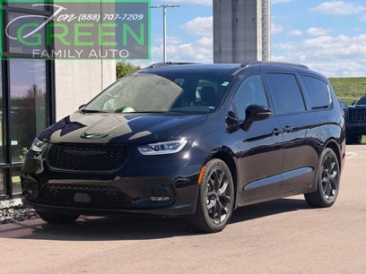 Used 2025 Chrysler Pacifica Limited