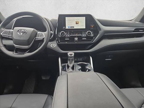 Used 2025 Toyota Highlander XSE AWD/4WD image 18