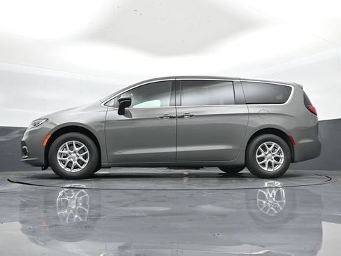 Used 2025 Chrysler Pacifica Select FWD image 46