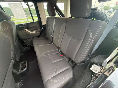 Used 2018 Jeep Wrangler Unlimited Sahara w/ Connectivity Group AWD/4WD image 20