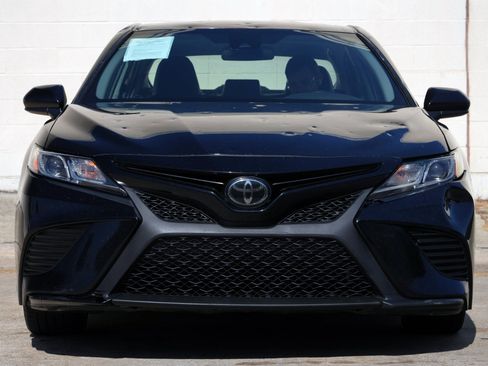 Used 2020 Toyota Camry SE FWD image 6