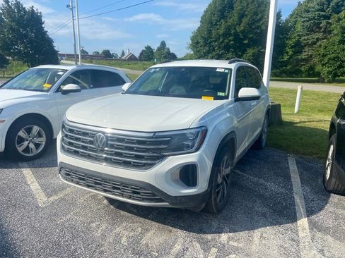 Used 2025 Volkswagen Atlas SE AWD/4WD image 3