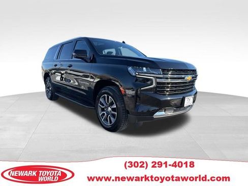 Used 2022 Chevrolet Suburban LT w/ LT Signature Plus Package image 1