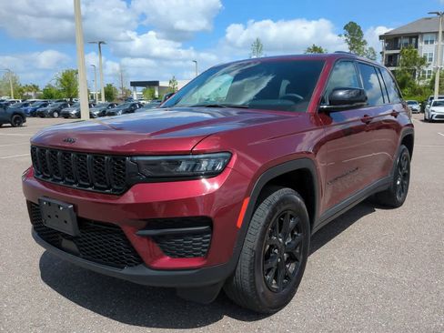 Used 2025 Jeep Grand Cherokee Altitude image 2