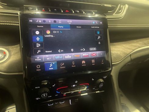 Used 2024 Jeep Grand Cherokee Limited image 9