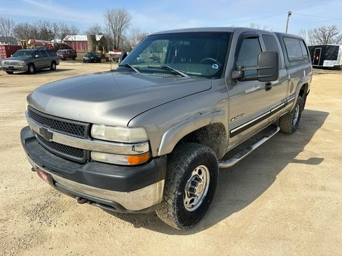 Used 2001 Chevrolet Silverado 2500 LS w/ Off-Road Skid Plate Pkg AWD/4WD image 2