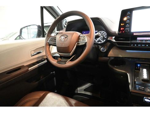 Used 2024 Toyota Sienna Platinum FWD image 25