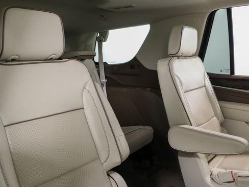 Used 2023 GMC Yukon Denali RWD image 32