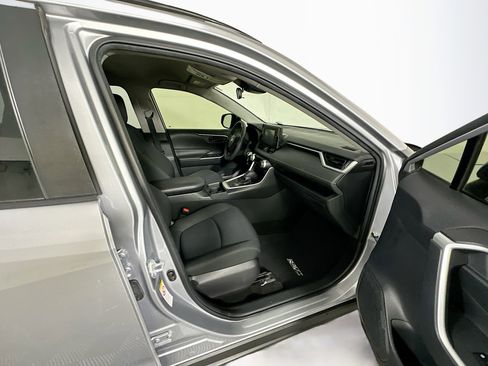 Used 2019 Toyota RAV4 LE FWD image 29