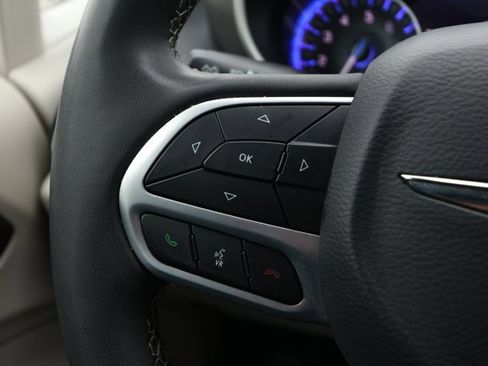 Used 2023 Chrysler Pacifica Touring-L image 13