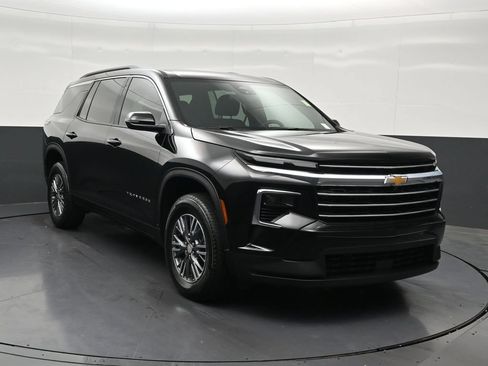 Used 2026 Chevrolet Traverse LT FWD image 8