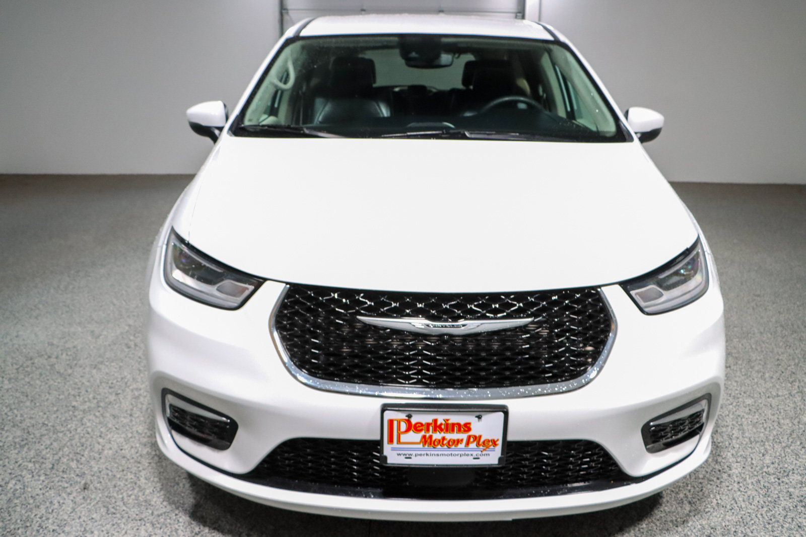 Used 2023 Chrysler Pacifica Touring-L FWD image 4
