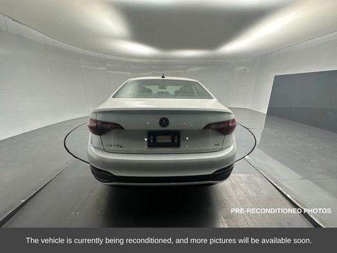 Used 2024 Volkswagen Jetta SE w/ Panoramic Sunroof Package image 4