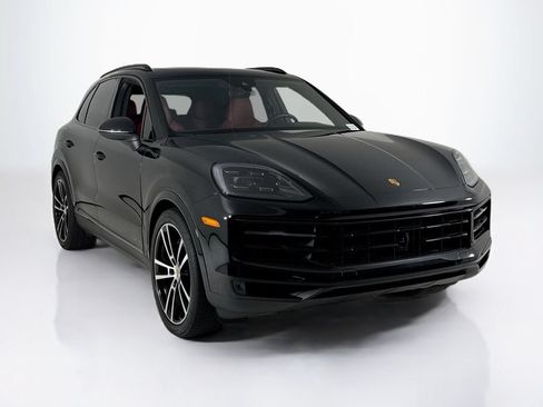 Used 2024 Porsche Cayenne AWD/4WD image 7