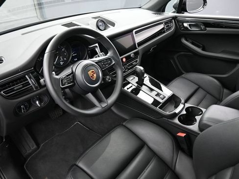 Certified 2026 Porsche Macan AWD/4WD image 4