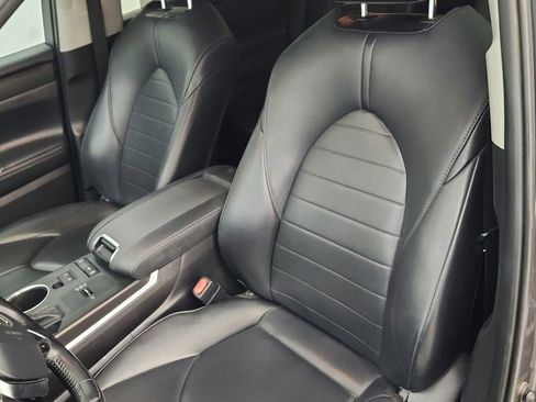 Used 2021 Toyota Highlander XLE FWD image 13