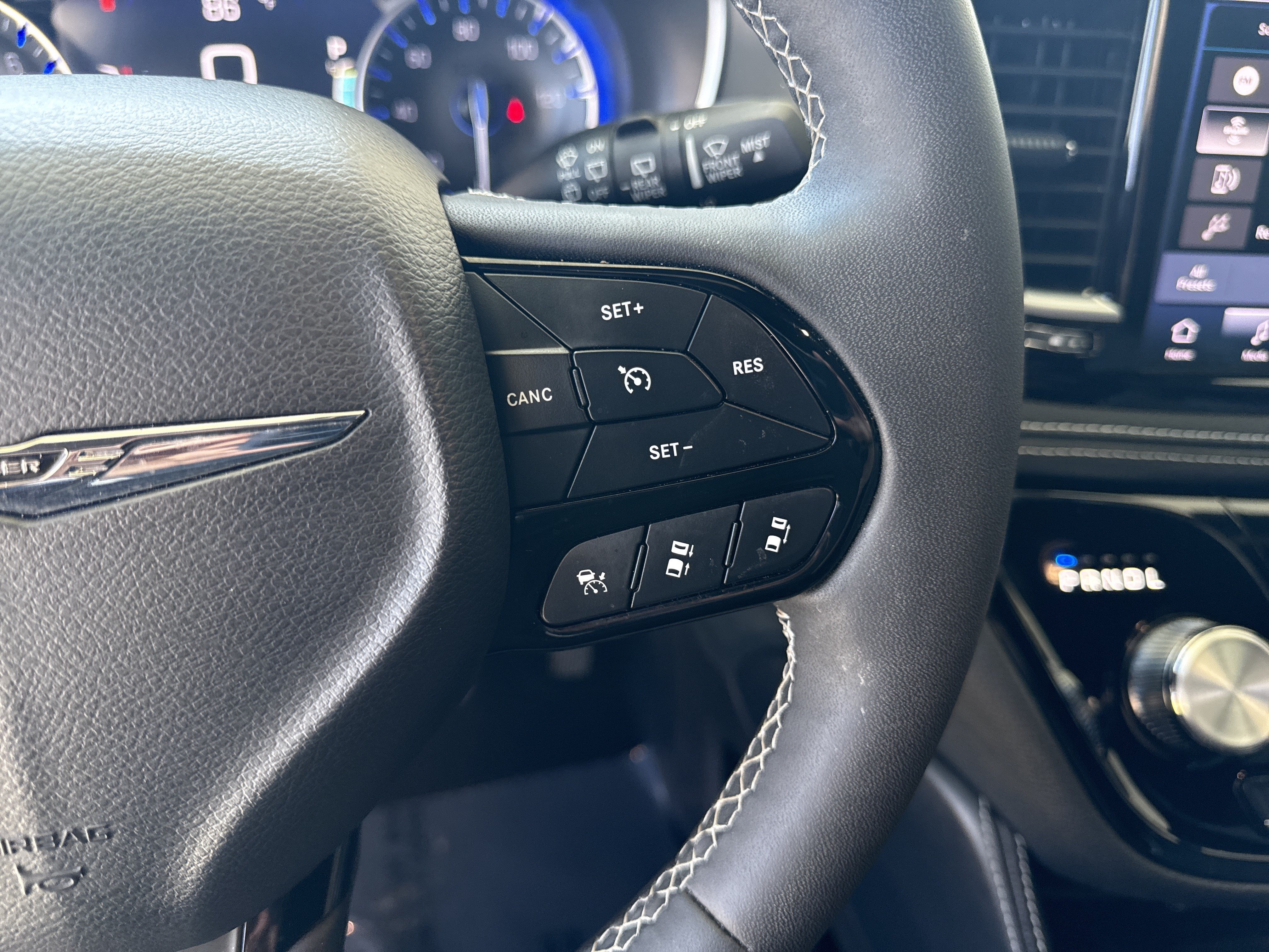 Used 2025 Chrysler Pacifica Limited FWD image 19